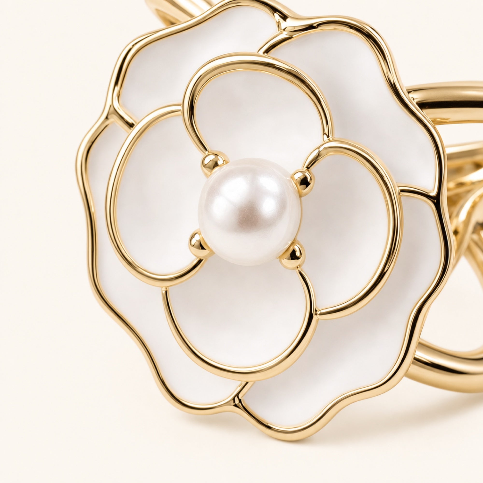 Outlined Bloom Scarf Ring in Ivory Bloom, macro product detail
